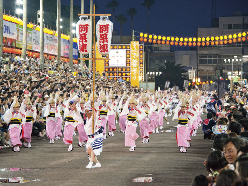 [Departing from/Arriving in Umeda] Enjoy the Obon holiday with two major festivals in Shikoku: the Kochi Yosakoi Festival and the Tokushima Awa Odori, both accessible by bus with toilets.