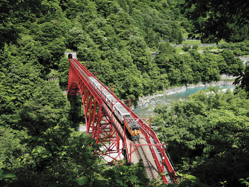 立山黑部阿爾卑斯山脈路線和黑部峽谷鐵路小火車 搭乘7種交通工具遊覽4個日本第一 2日遊