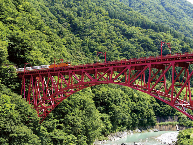 立山黑部阿爾卑斯山脈路線和黑部峽谷鐵路小火車 搭乘7種交通工具遊覽5個日本第一 2日遊
